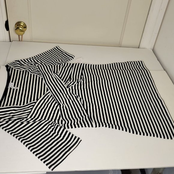 Elle, size L, front wrapped, mid-length sleeve, knit top blk/wht stripe. NWOT. - Picture 4 of 12